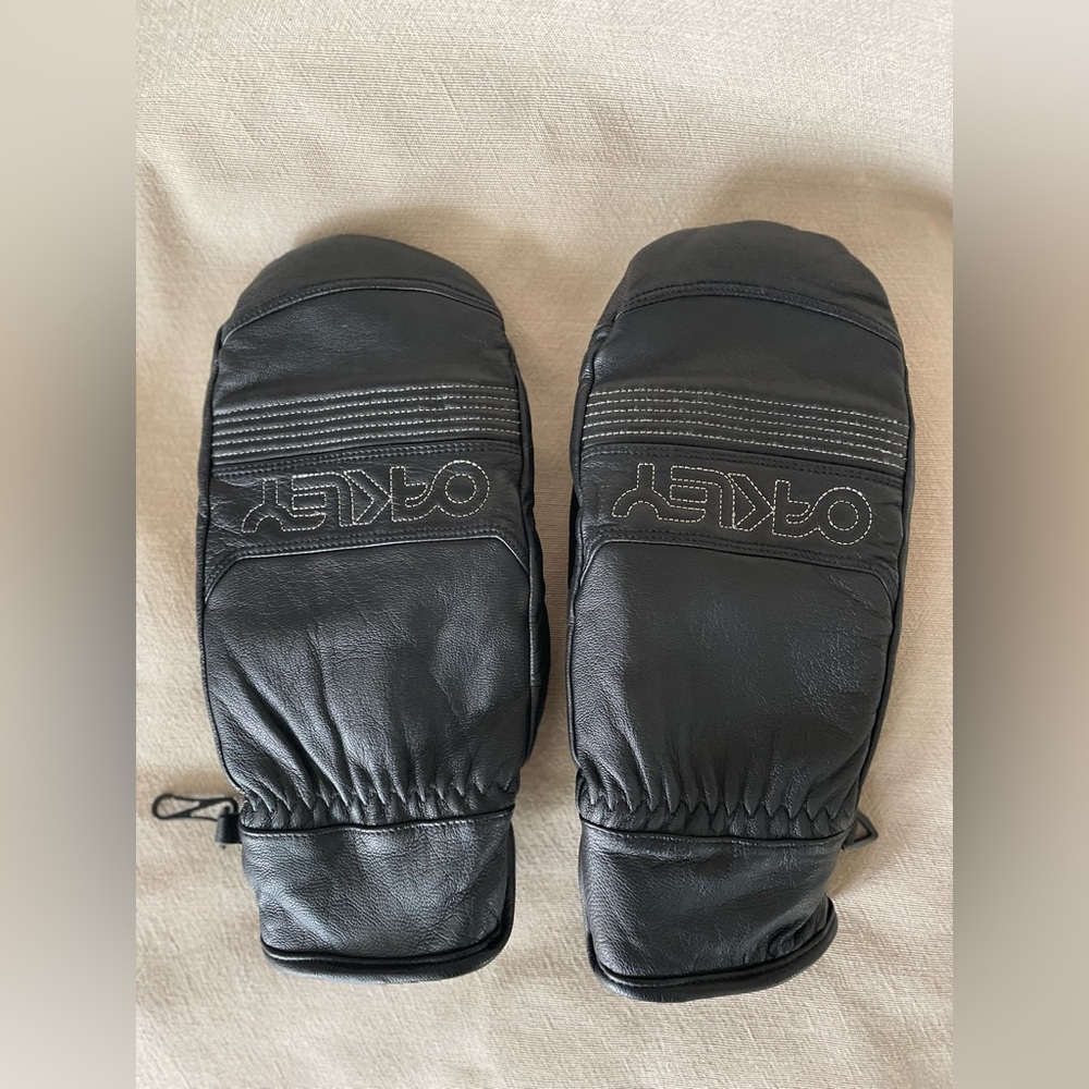 Medium black leather Oakley mittens